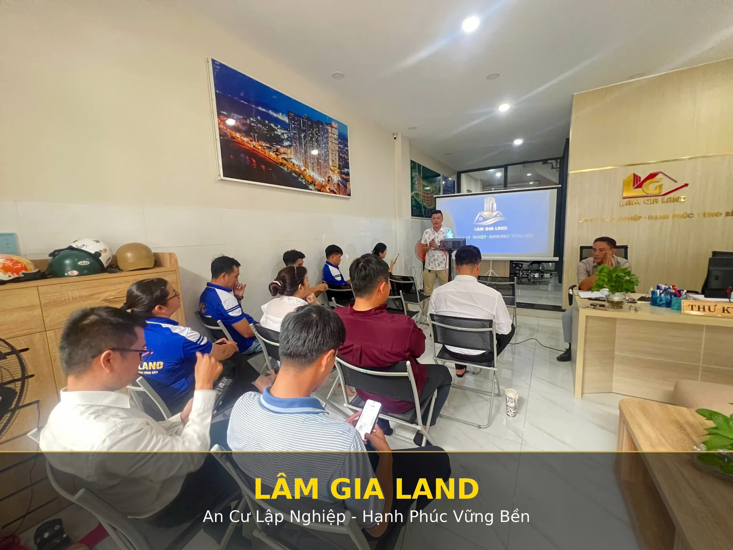 HỌP ĐẦU TUẦN – TRIỂN KHAI CÔNG VIỆC, ĐỒNG HÀNH CÙNG NHÂN VIÊN